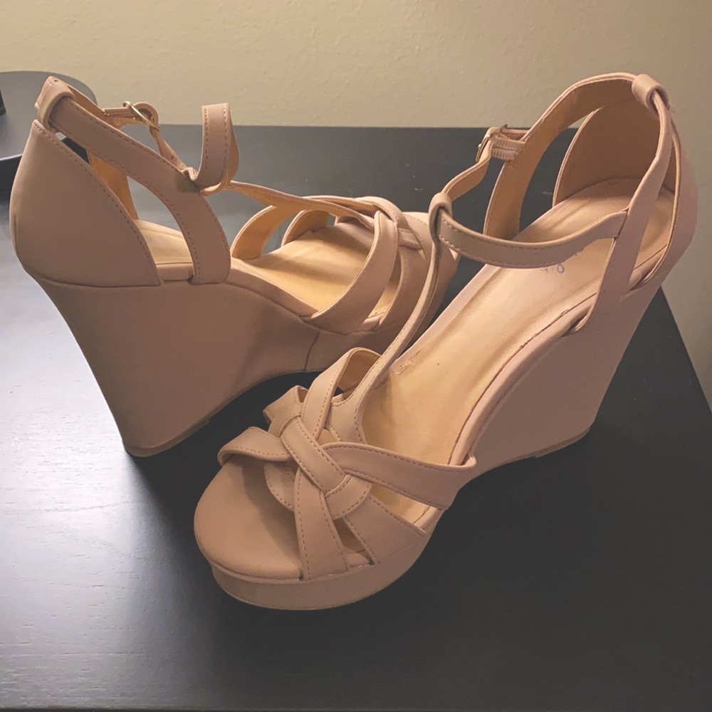 Qupid Wedge Sandal - Neude